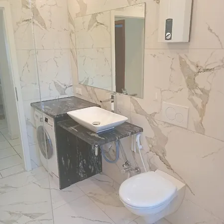 Im Herzen Der Altstadt 1 Schlafzimmer 1 Wohnzimmer Balkon דירה בון