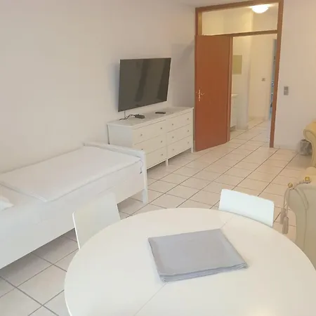 Im Herzen Der Altstadt 1 Schlafzimmer 1 Wohnzimmer Balkon דירה *